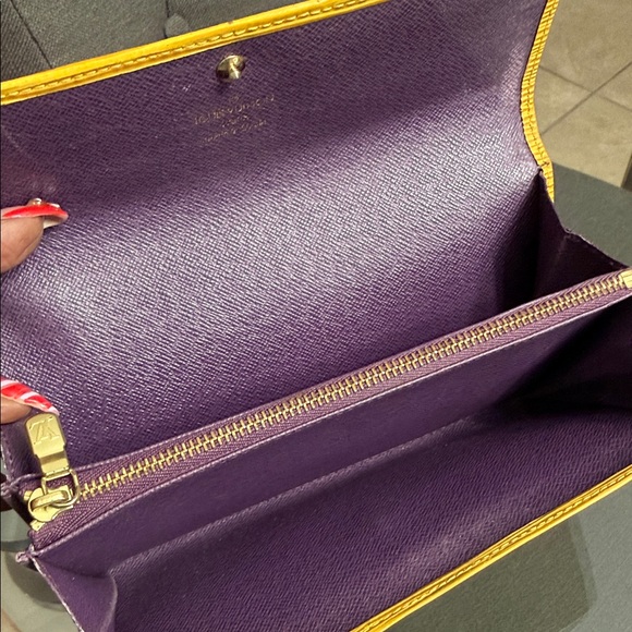 Louis Vuitton Yellow Wallet Will Come With Unbranded Chain - Picture 6 of 7